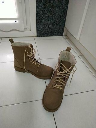 Botas con borrego por dentro de segunda mano por 13 EUR en Basauri en  WALLAPOP