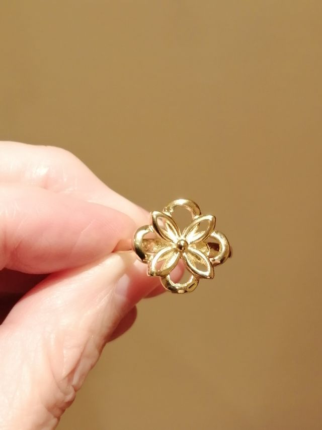 Anillo plata flor y baño oro 18kl.