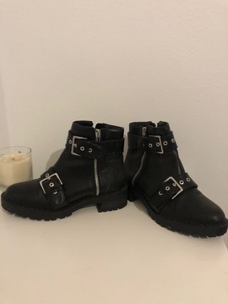 Botines negros Bershka de segunda mano por 13 EUR en Sobradelo en WALLAPOP