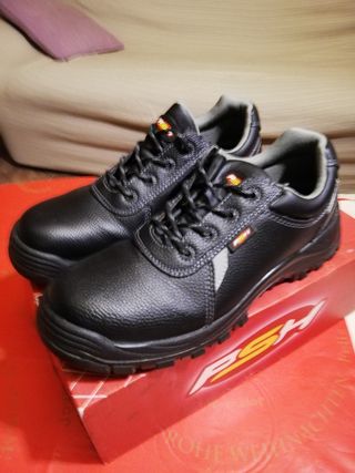 Calzado de seguridad marca PSH, n°46. de segunda mano por 6 EUR en Zaragoza  en WALLAPOP