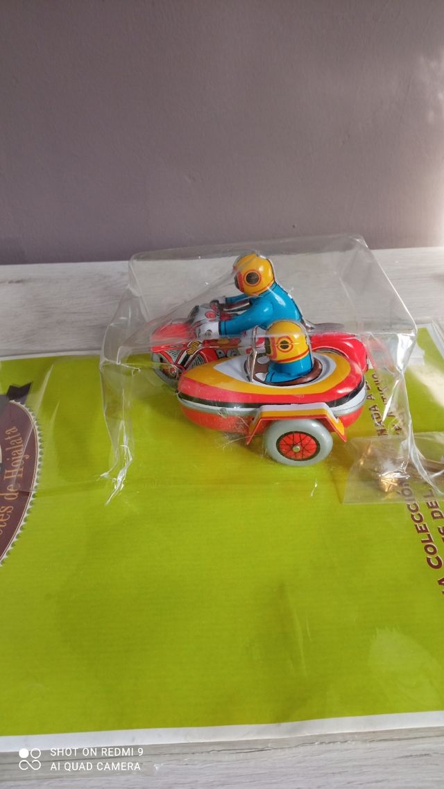 replica de juguete de cuerda