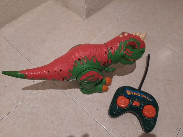 Dinosaurio teledirigido