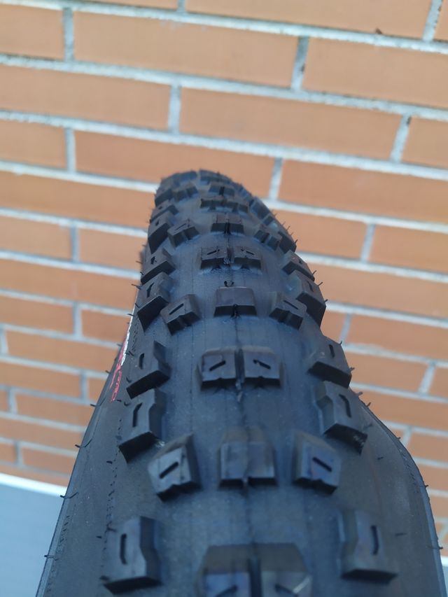 27,5"x2.35 Hutchinson SQUALE Tubeless. Cubierta.