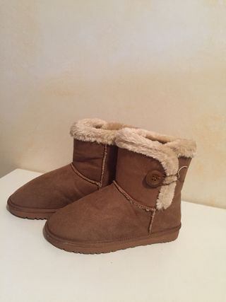 BOTÍN TIPO AUSTRALIANA y BOTAS SFERA de segunda mano por 15 EUR en Madrid  en WALLAPOP