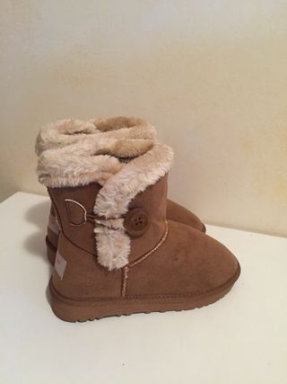 BOTÍN TIPO AUSTRALIANA y BOTAS SFERA de segunda mano por 15 EUR en Madrid  en WALLAPOP