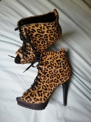 Botines de tacón animal print de Mango de segunda mano por 22 EUR en  Badajoz en WALLAPOP