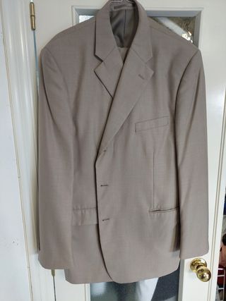 Traje hombre talla 64 de segunda mano por 40 EUR en Málaga en WALLAPOP