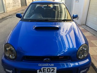 capo con entrada de aire de subaru impreza sti