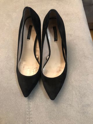 Zapato salón negro Zara de segunda mano por 5 EUR en Logroño en WALLAPOP