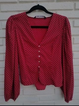 Blusa roja lunares talla M zara de segunda mano por 13 EUR en Vigo en  WALLAPOP