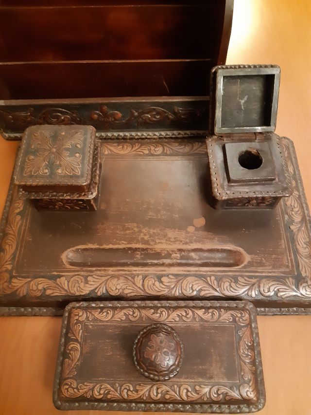Juego de escritorio antiguo y de cuero