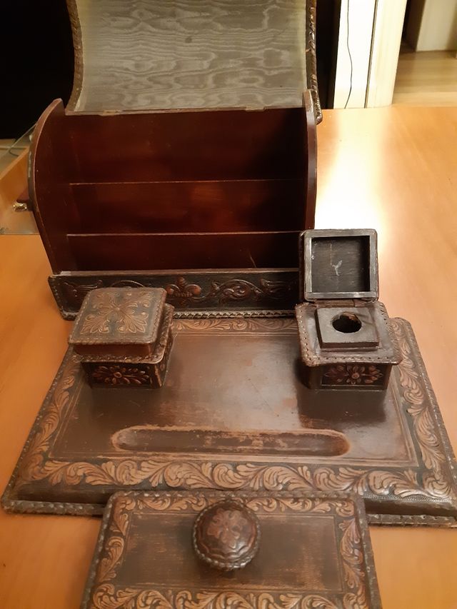 Juego de escritorio antiguo y de cuero