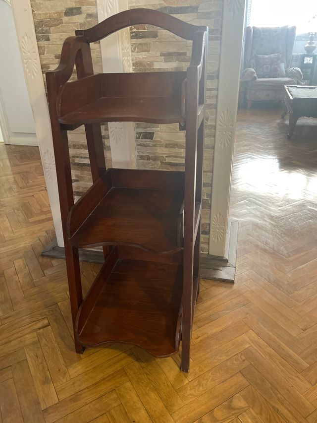 Mueble de madera camisero o para decoración