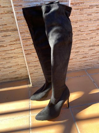 Botas altas Negras elásticas .Talla38 de segunda mano por 12 EUR en Melilla  en WALLAPOP