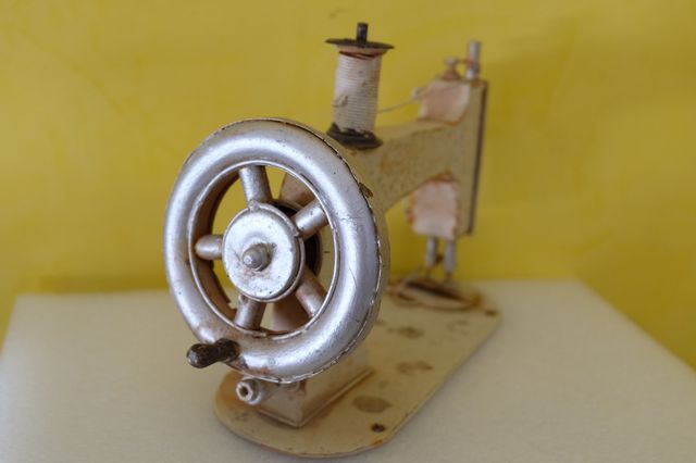 MÁQUINA DE COSER ANTIGUA DE HOJALATA SEWING. 19 CM