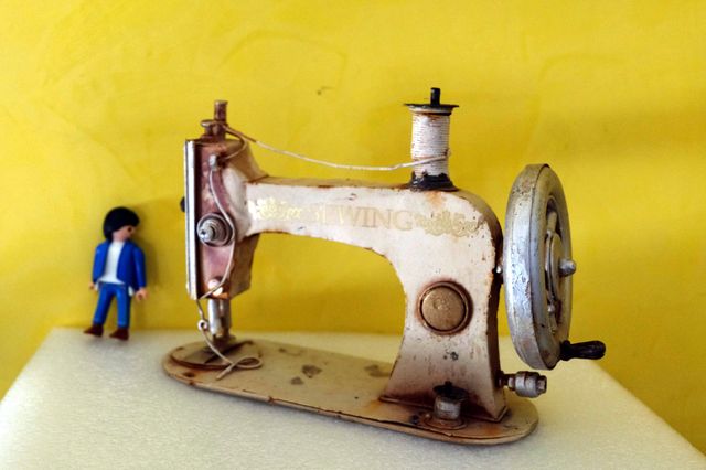 MÁQUINA DE COSER ANTIGUA DE HOJALATA SEWING. 19 CM
