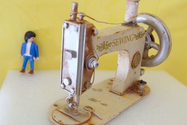 MÁQUINA DE COSER ANTIGUA DE HOJALATA SEWING. 19 CM