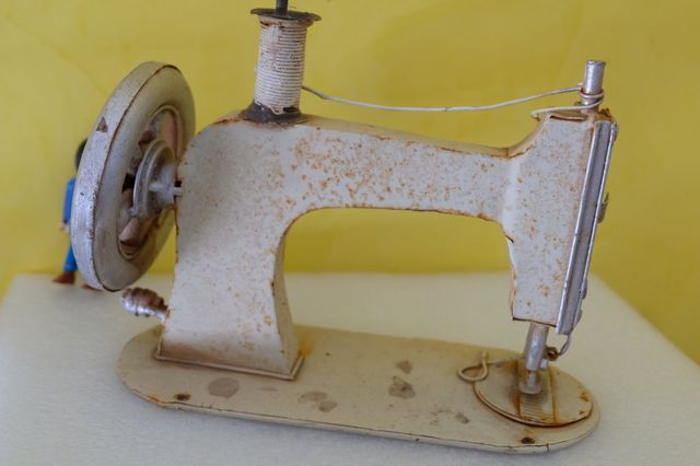 MÁQUINA DE COSER ANTIGUA DE HOJALATA SEWING. 19 CM