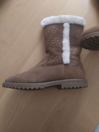 Botas niña Sfera de segunda mano por 8 EUR en Dos Hermanas en WALLAPOP