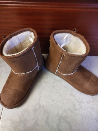 BOTAS ESQUIMALES de segunda mano por 8 EUR en Ferrol en WALLAPOP