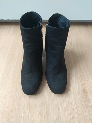 Botín tacón negro talla 38 Stradivarius de segunda mano por 10 EUR en  Donostia-San Sebastián en WALLAPOP