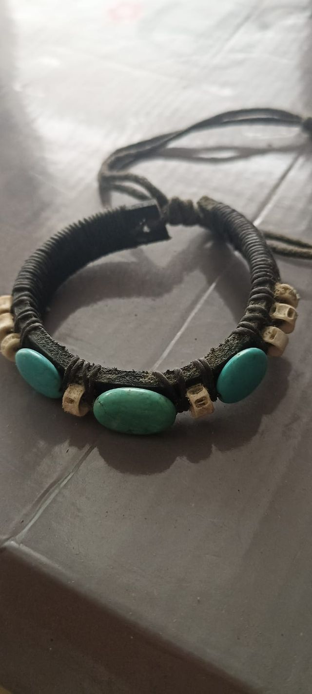 Pulsera  cuero con piedras verde