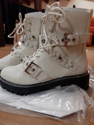 Botas estilo militar Stradivarius con hebillas de segunda mano por 35 EUR  en Aeroport de Girona - Costa Brava en WALLAPOP