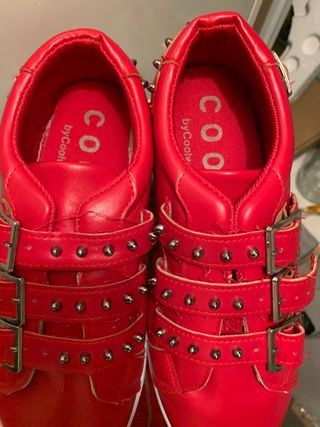 Zapatillas rojas plataforma 40 etiquetas de segunda mano por 30 EUR en  Torrelodones en WALLAPOP