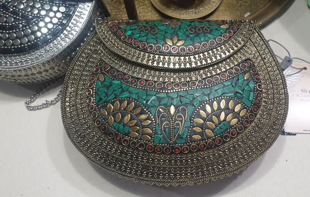 Bolso artesano de metal y pedrería.