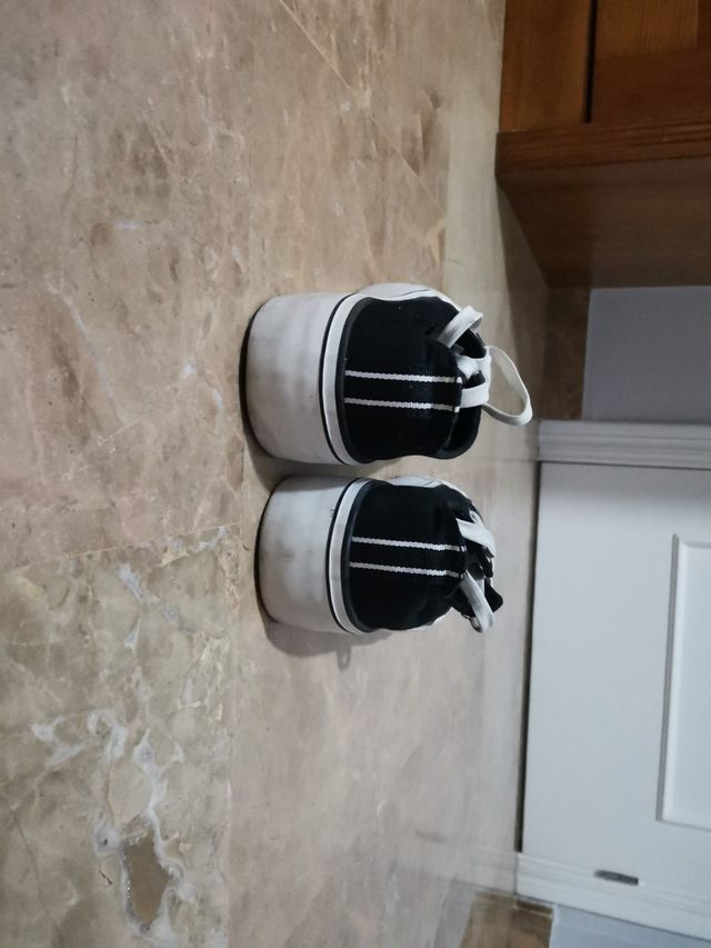 zapatillaa negras