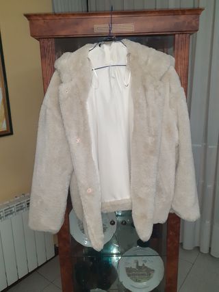 Abrigo de pelo Zara de segunda mano por 15 EUR en Lodosa en WALLAPOP