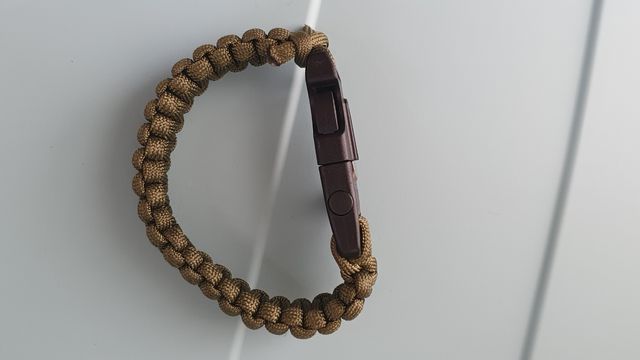 Pulsera de Supervivencia