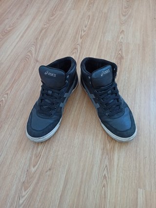 Botines Asics de segunda mano por 24 EUR en Málaga en WALLAPOP
