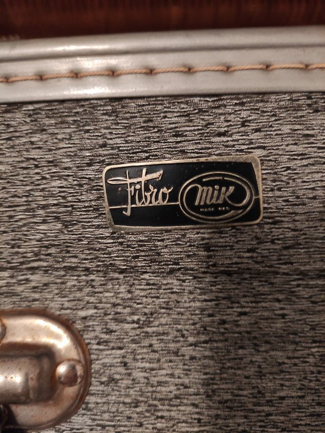 Maleta vintage marca Mik