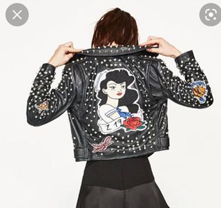 Cazadora biker tachuelas de Zara