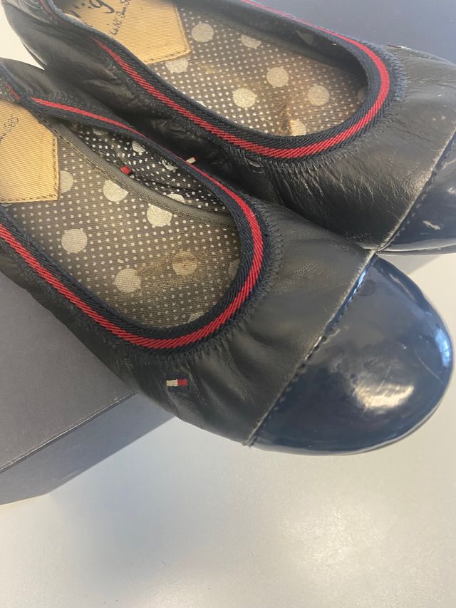 Bailarinas de Tommy Hilfiger en azul y rojo.