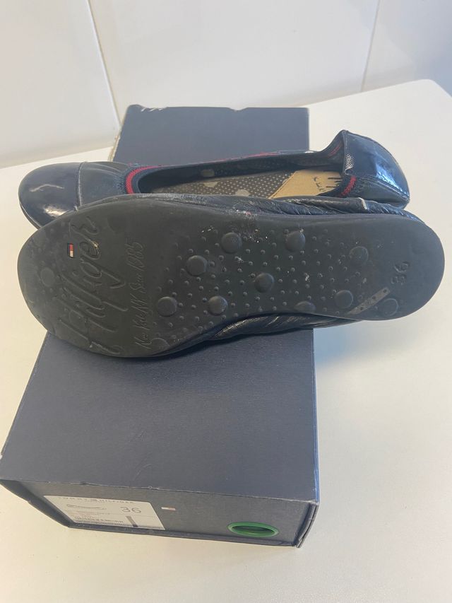 Bailarinas de Tommy Hilfiger en azul y rojo.