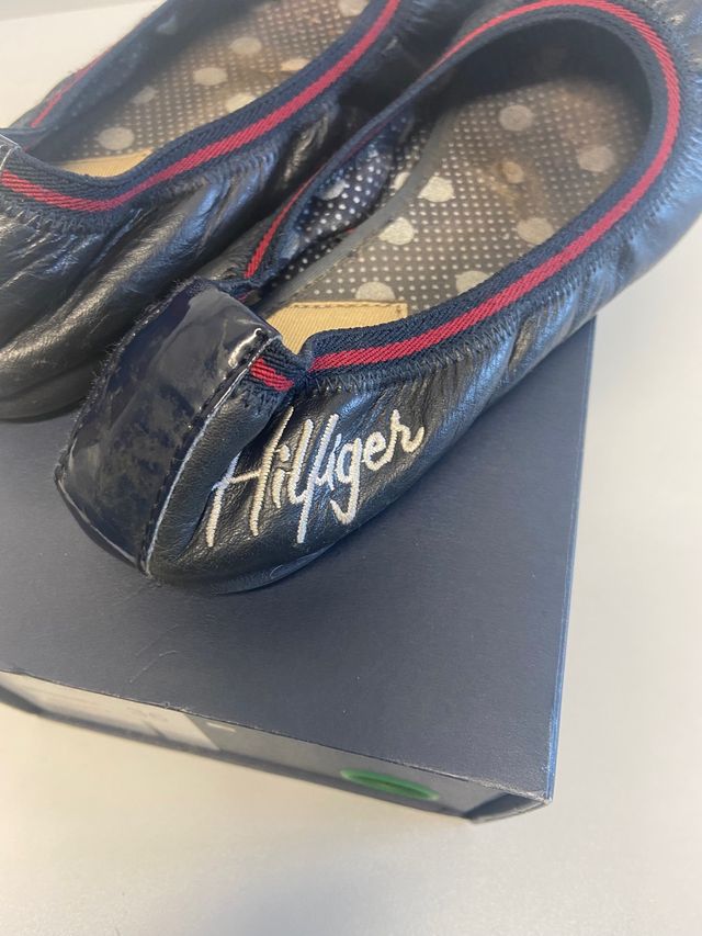 Bailarinas de Tommy Hilfiger en azul y rojo.