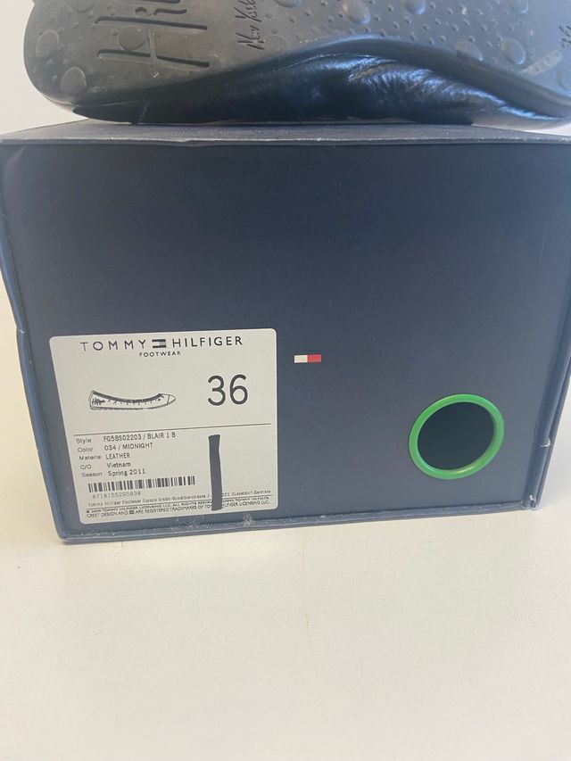 Bailarinas de Tommy Hilfiger en azul y rojo.