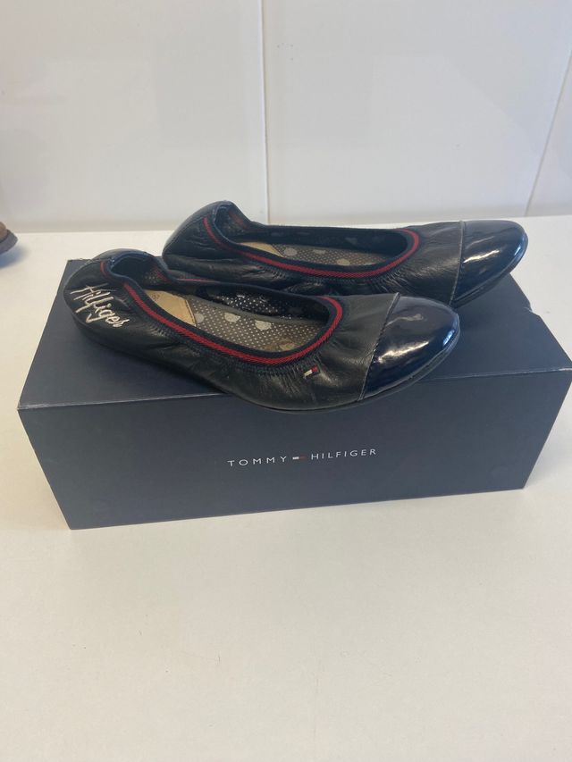 Bailarinas de Tommy Hilfiger en azul y rojo.