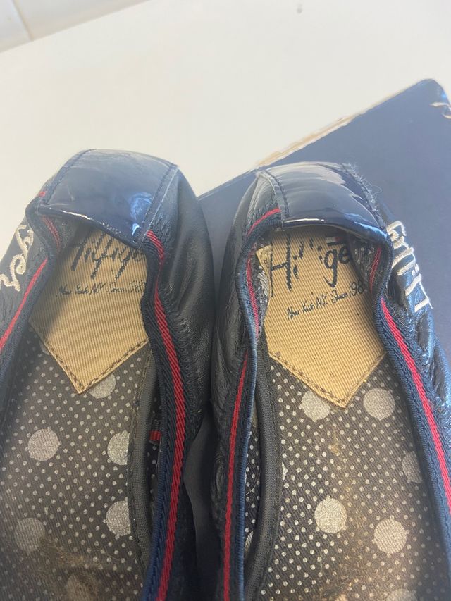 Bailarinas de Tommy Hilfiger en azul y rojo.