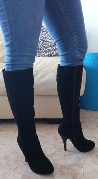 Bota alta tacón negra ante de BLANCO de segunda mano por 17 EUR en Los  Montesinos en WALLAPOP
