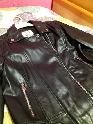 Chaqueta polipiel negra Zara girls de segunda mano por 14 EUR en Torrent en  WALLAPOP