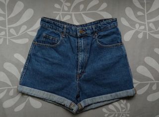 Shorts tejanos de segunda mano por 4 EUR en Sant Cugat del Vallès en  WALLAPOP