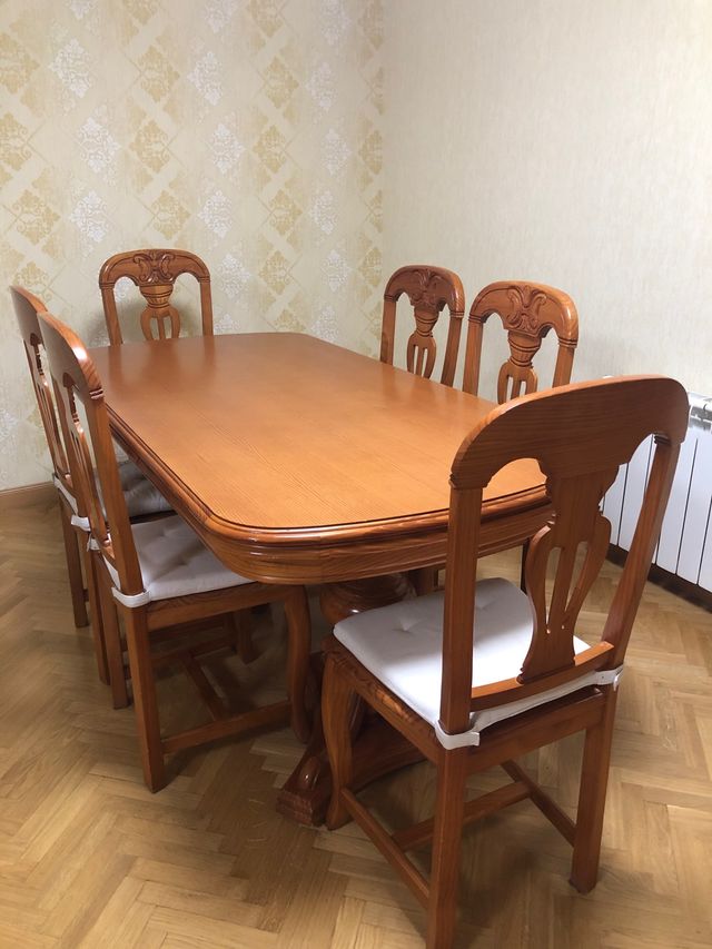 Mesa de madera, se puede restaurar, 6-8 comensales
