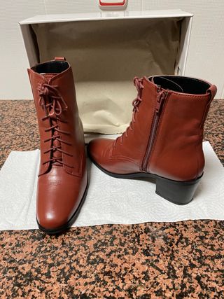 Botines señora N° 38 ,muy bonitos cómodos y piel de segunda mano por 29 EUR  en Avilés en WALLAPOP