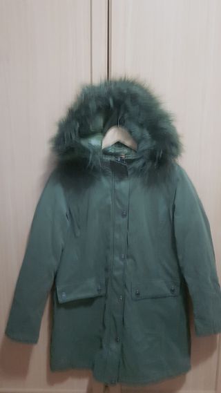 Parka Benetton verde militar de segunda mano por 25 EUR en Cornellà de  Llobregat en WALLAPOP