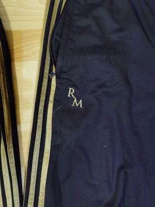 Pantalon Real Madrid negro dorado de segunda mano por 20 EUR en Coslada en  WALLAPOP