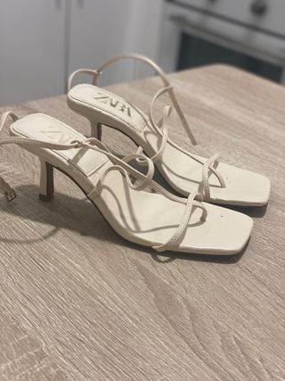 Sandalias tiras Zara de segunda mano por 13 EUR en Santa Cruz de Tenerife  en WALLAPOP