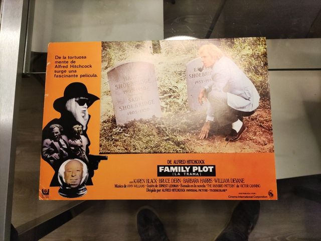 8 lobby card de "la trama" (family plot) hitchcock